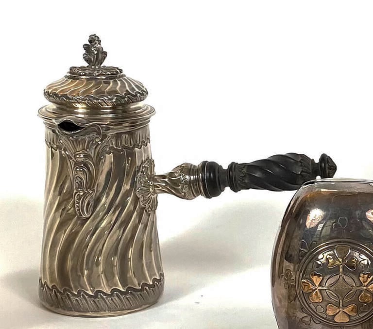 BOINTABURET - Verseuse en argent (925 ‰) à côtes torses et décor coquille et fe…