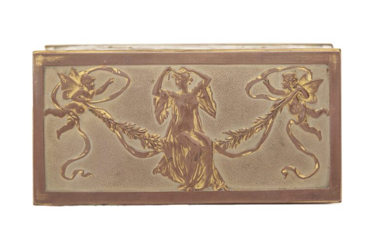 Boite à bijoux en bronze à patine dorée (usures), représentant des frises de fe…