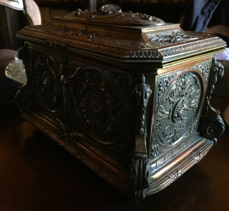 Boite à bijoux en bronze argenté à riche ornementation de femmes, putti, et tro…