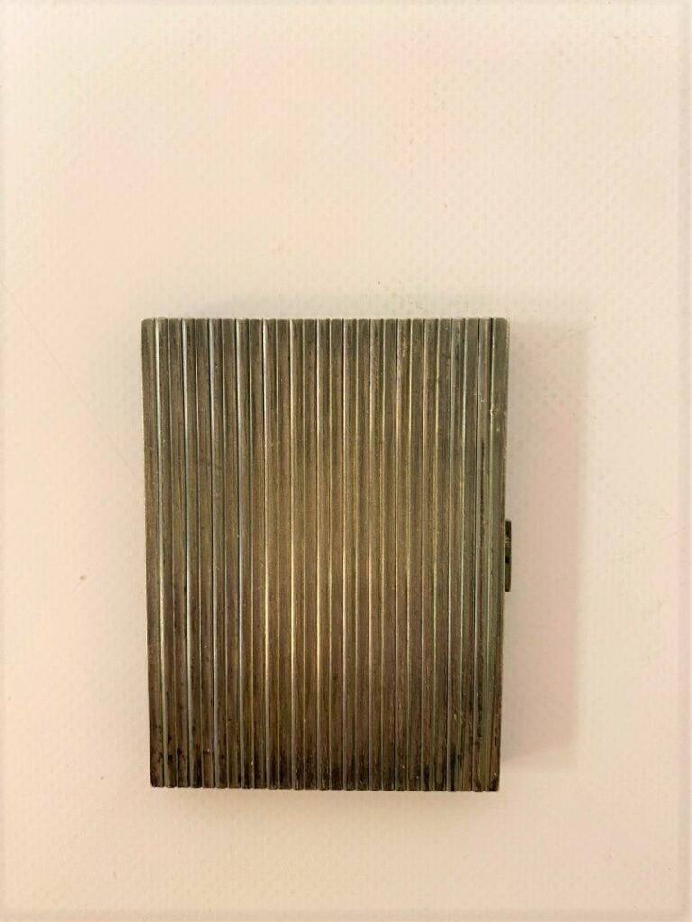 Boite à cartes en argent, à décor strié. - Poinçon au crabe, MO: illisible. - P…