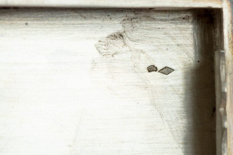 Boite à cartes en argent, à décor strié. - Poinçon au crabe, MO: illisible. - P…