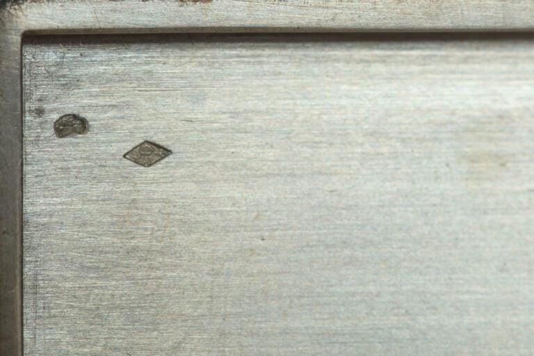 Boite à cartes en argent, à décor strié. - Poinçon au crabe, MO: illisible. - P…