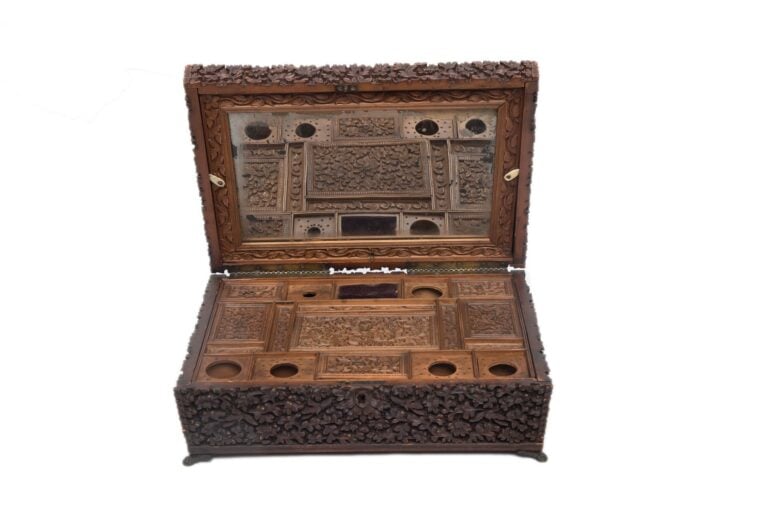 [/] BOITE A COUTURE / A OUVRAGE EN BOIS DE SANTAL - Inde de l'Ouest, Probableme…