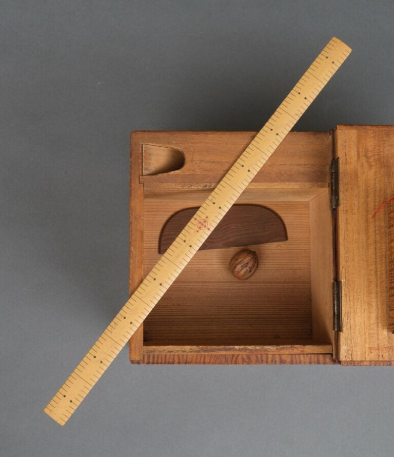 Boîte à couture en bois (haribako) avec 4 tiroirs à l'avant de différentes tail…