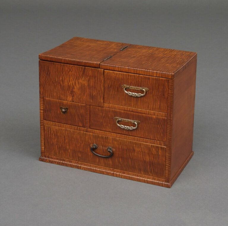 Boîte à couture en bois (haribako) avec 4 tiroirs à l'avant de différentes tail…
