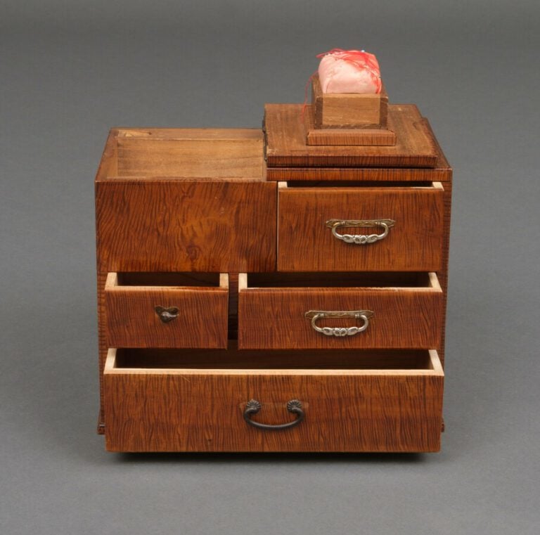Boîte à couture en bois (haribako) avec 4 tiroirs à l'avant de différentes tail…