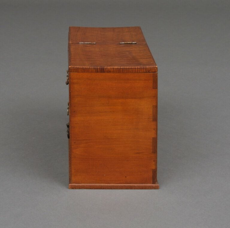 Boîte à couture en bois (haribako) avec 4 tiroirs à l'avant de différentes tail…