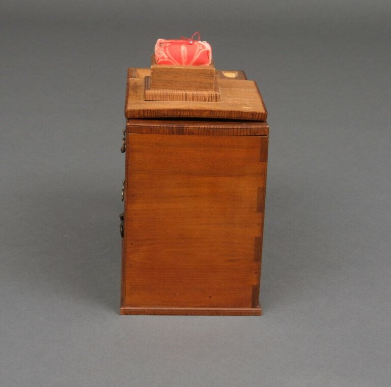 Boîte à couture en bois (haribako) avec 4 tiroirs à l'avant de différentes tail…