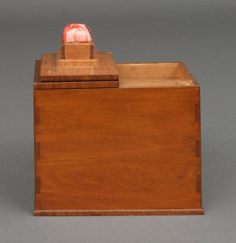 Boîte à couture en bois (haribako) avec 4 tiroirs à l'avant de différentes tail…