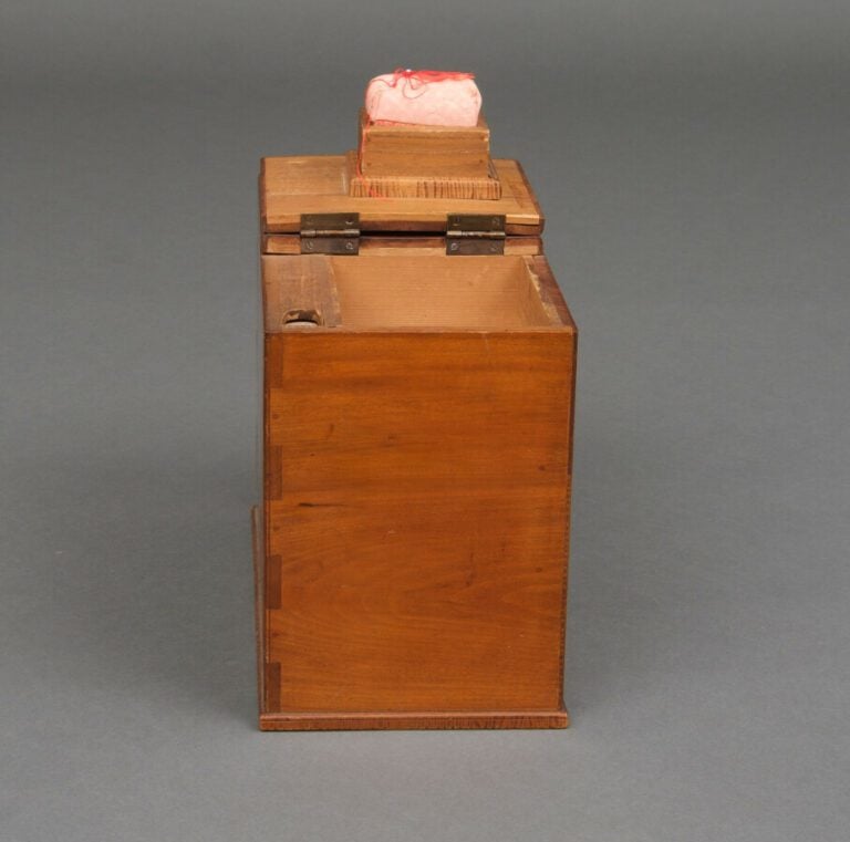Boîte à couture en bois (haribako) avec 4 tiroirs à l'avant de différentes tail…