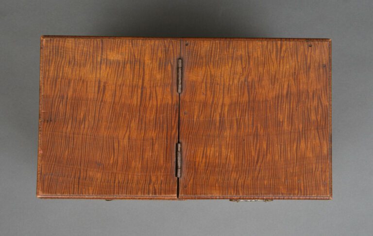 Boîte à couture en bois (haribako) avec 4 tiroirs à l'avant de différentes tail…