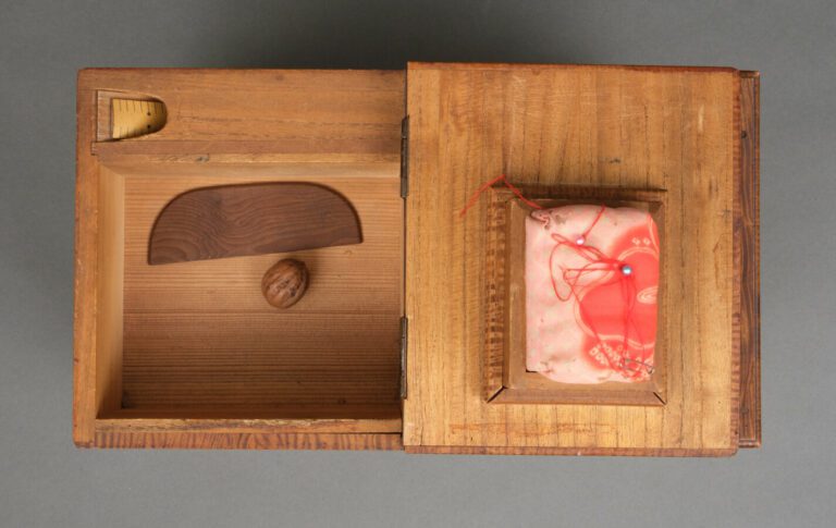 Boîte à couture en bois (haribako) avec 4 tiroirs à l'avant de différentes tail…