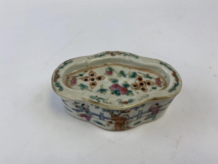 BOITE A CRIQUETS EN PORCELAINE ET EMAUX DANS LE GOUT DE LA FAMILLE ROSE - Chine…
