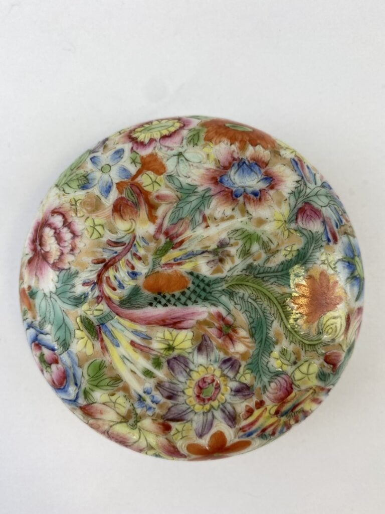BOITE A ENCRER DES TAMPONS EN PORCELAINE EMAILLE POLYCHROME DANS LE STYLE DE LA…