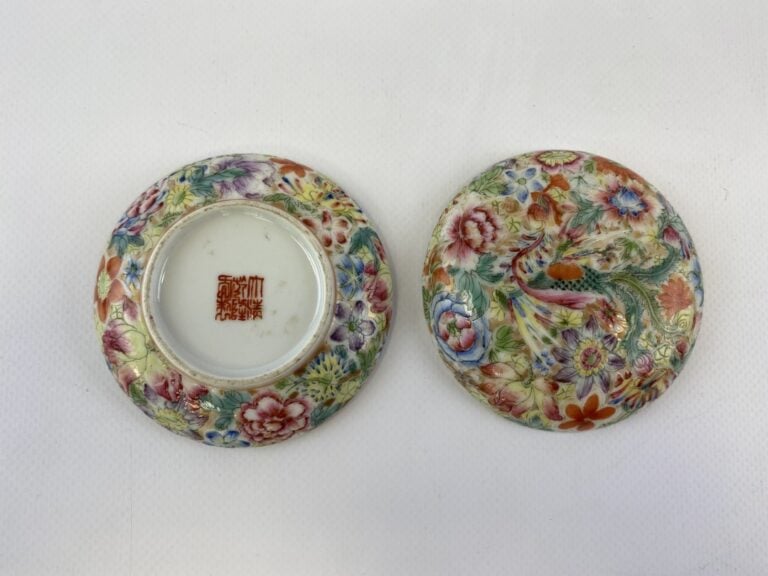 BOITE A ENCRER DES TAMPONS EN PORCELAINE EMAILLE POLYCHROME DANS LE STYLE DE LA…