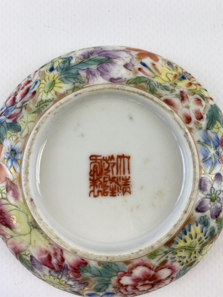 BOITE A ENCRER DES TAMPONS EN PORCELAINE EMAILLE POLYCHROME DANS LE STYLE DE LA…