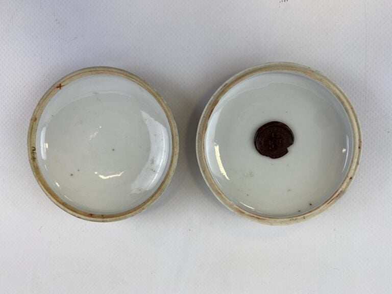 BOITE A ENCRER DES TAMPONS EN PORCELAINE EMAILLE POLYCHROME DANS LE STYLE DE LA…