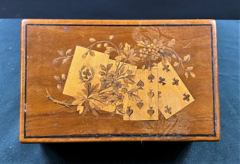 Boîte à jeu de cartes de forme rectangulaire en marqueterie niçoise de bois d'o…