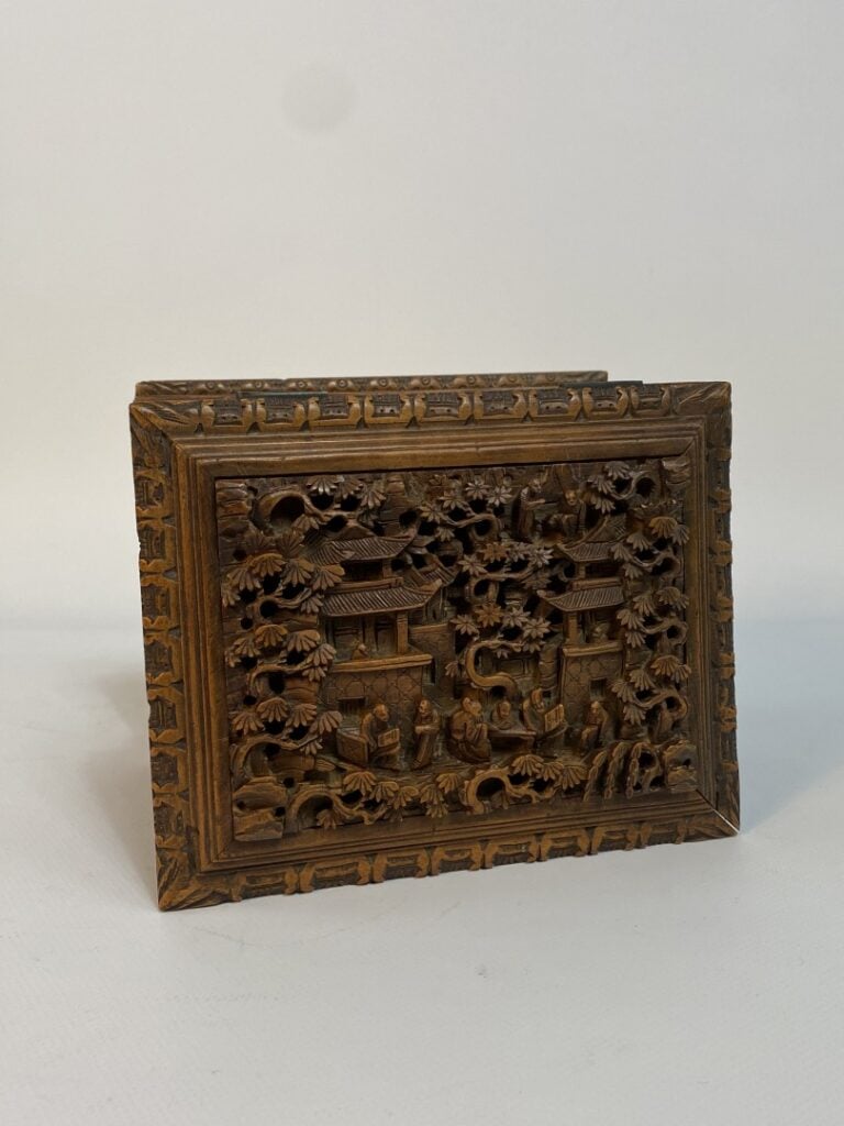 BOÎTE A OUVRAGE EN BOIS INDIGENE SCULPTE - Chine ou Vietnam - Quadrangulaire, e…