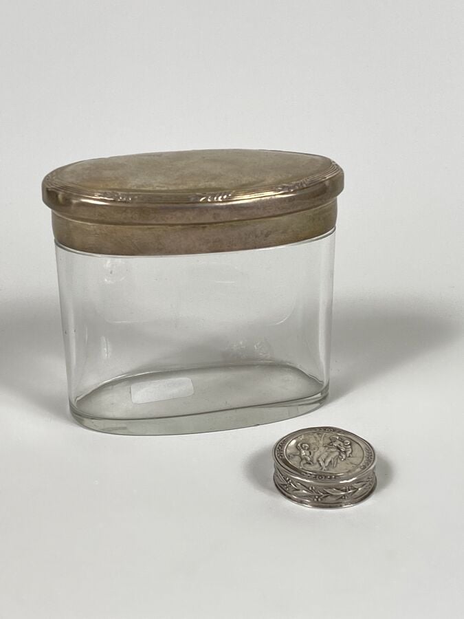 Boîte à pilules en argent , intérieur vermeil.Le couvercle à décor d'une nymphe…