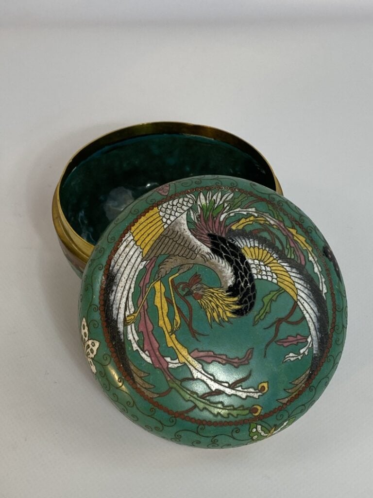 BOITE COUVERTE EN EMAUX CLOISONNES SUR CUIVRE SUR FOND VERT - Chine - De forme…