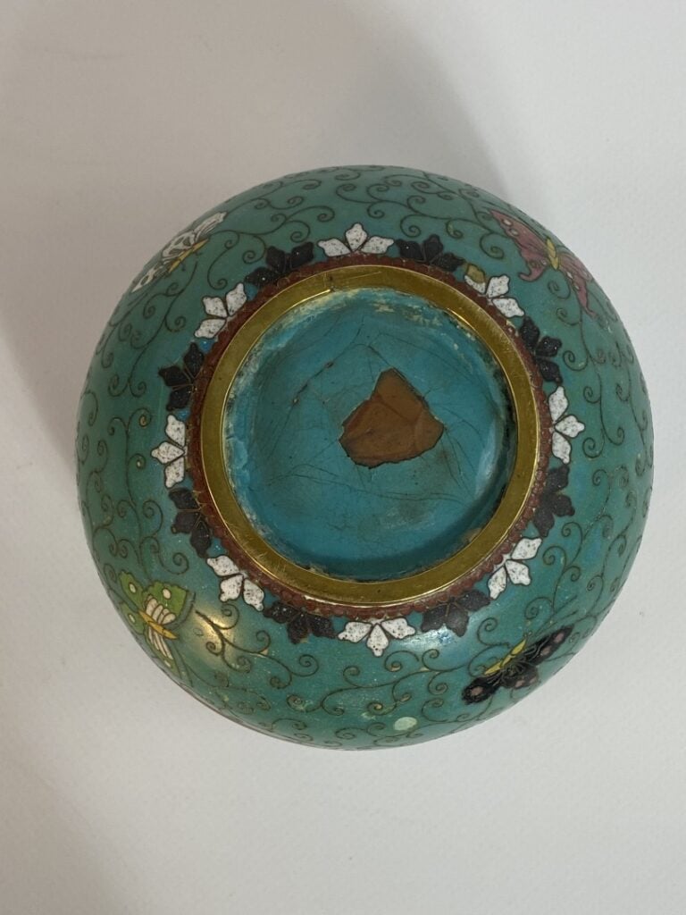 BOITE COUVERTE EN EMAUX CLOISONNES SUR CUIVRE SUR FOND VERT - Chine - De forme…