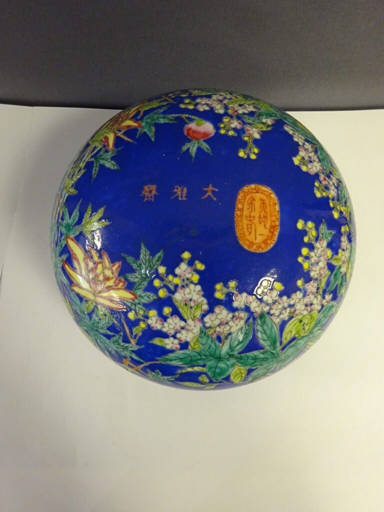 [-] BOITE COUVERTE EN PORCELAINE BLEU A DECOR DE FLEURS - Chine, - De forme cir…