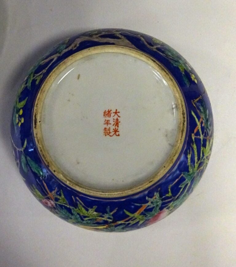 [-] BOITE COUVERTE EN PORCELAINE BLEU A DECOR DE FLEURS - Chine, - De forme cir…