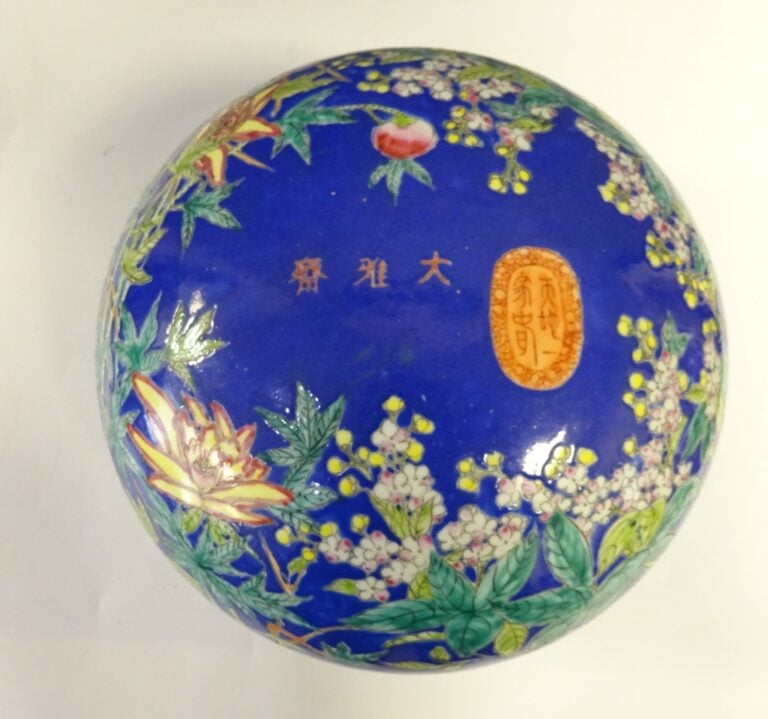 [-] BOITE COUVERTE EN PORCELAINE BLEU A DECOR DE FLEURS - Chine, - De forme cir…