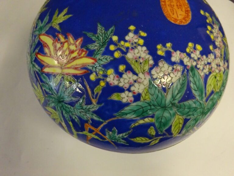 [-] BOITE COUVERTE EN PORCELAINE BLEU A DECOR DE FLEURS - Chine, - De forme cir…