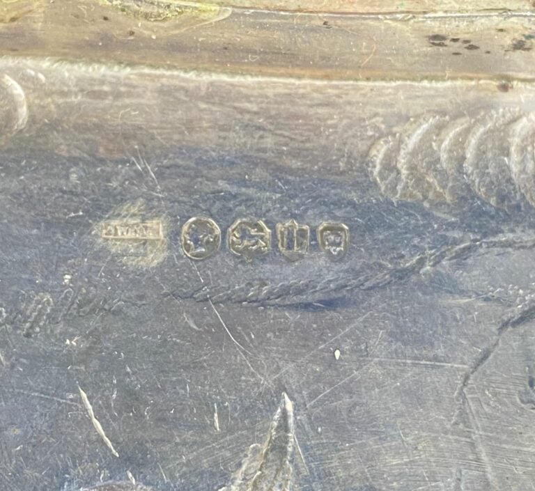 Boîte en argent (800) à décor au repoussé de cygne - Travail anglais - Poids :…