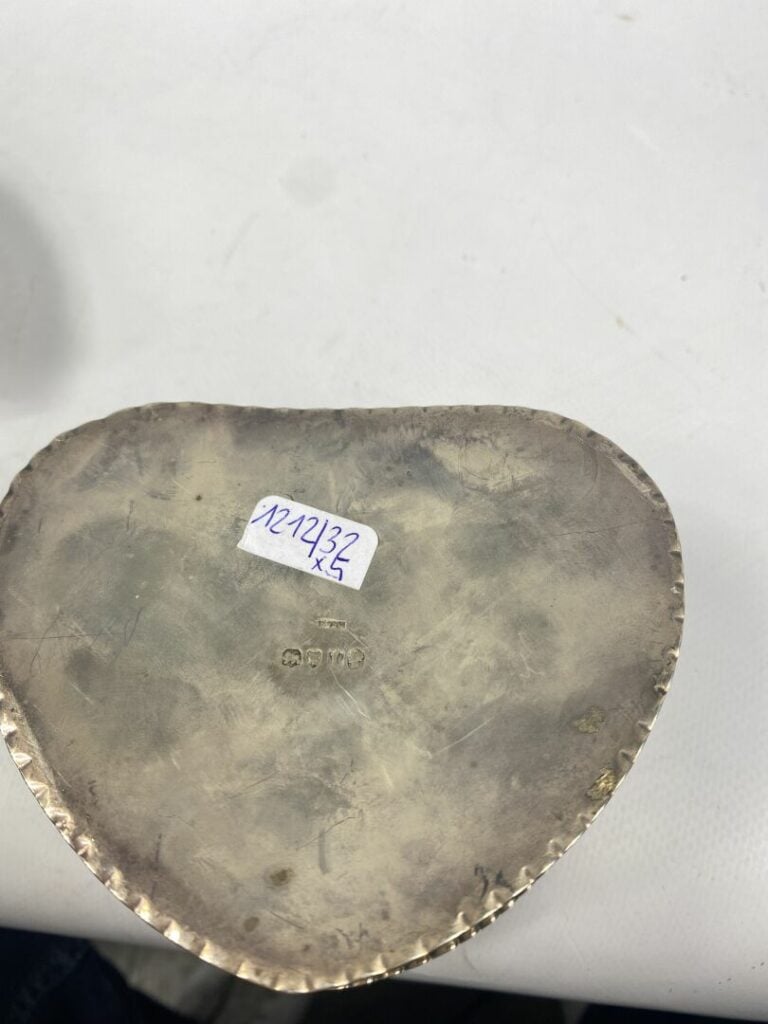 Boîte en argent (800) à décor au repoussé de cygne - Travail anglais - Poids :…
