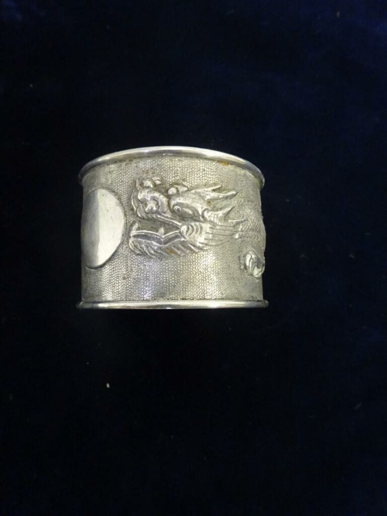 [-] BOITE EN ARGENT A DECOR DE BAMBOUSERAIE - Chine, - Petite boite circulaire…