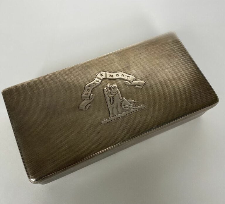 Boîte en argent anglais entièrement guillochée, bannière gravée «Loyal à mort»…