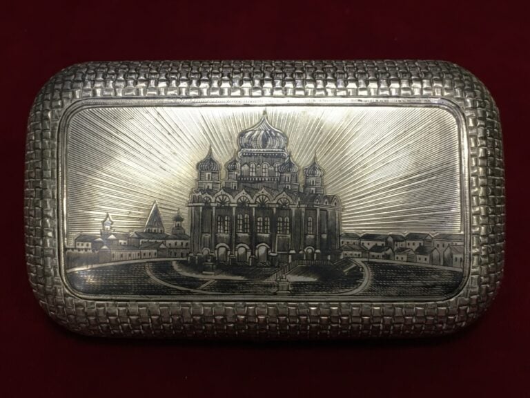 Boite en argent russe 875 millièmes, le couvercle à décor de la cathédrale du C…