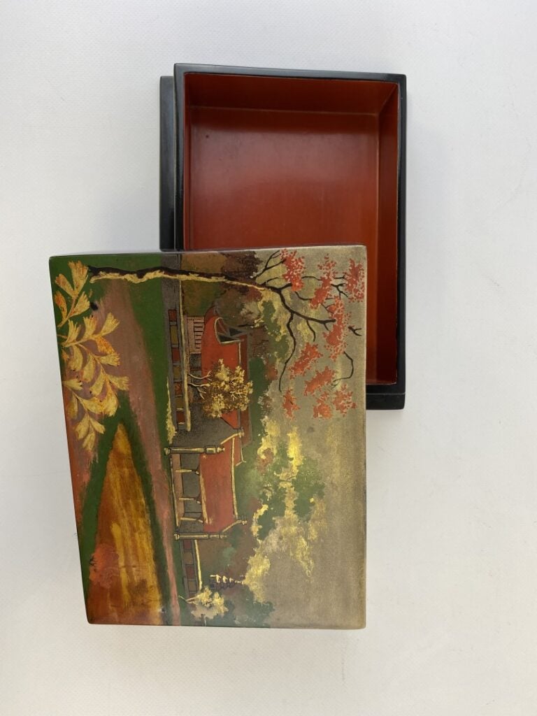 BOITE EN BOIS LAQUE AU DECOR DE TEMPLE - Vietnam, XXe siècle - Sur l'aplat une…