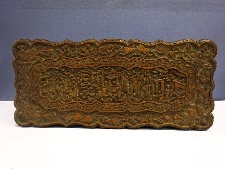 [-] BOITE EN BOIS SCULPTE - Chine - Elle est rectangulaire au couvercle mouveme…
