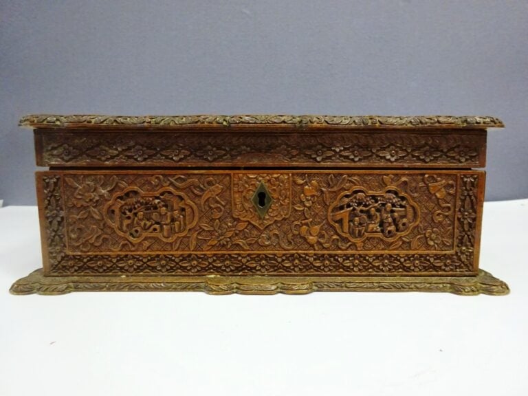 [-] BOITE EN BOIS SCULPTE - Chine - Elle est rectangulaire au couvercle mouveme…