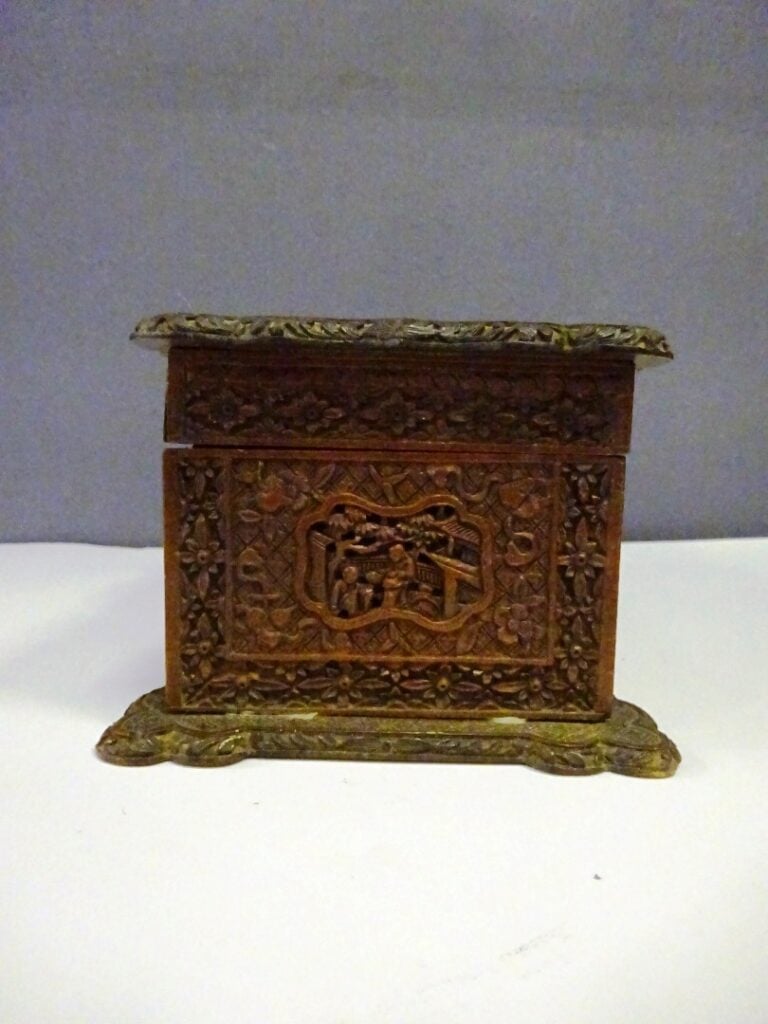 [-] BOITE EN BOIS SCULPTE - Chine - Elle est rectangulaire au couvercle mouveme…