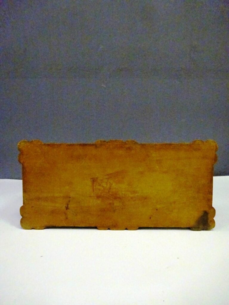 [-] BOITE EN BOIS SCULPTE - Chine - Elle est rectangulaire au couvercle mouveme…