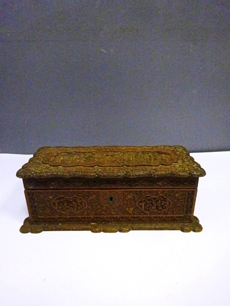 [-] BOITE EN BOIS SCULPTE - Chine - Elle est rectangulaire au couvercle mouveme…