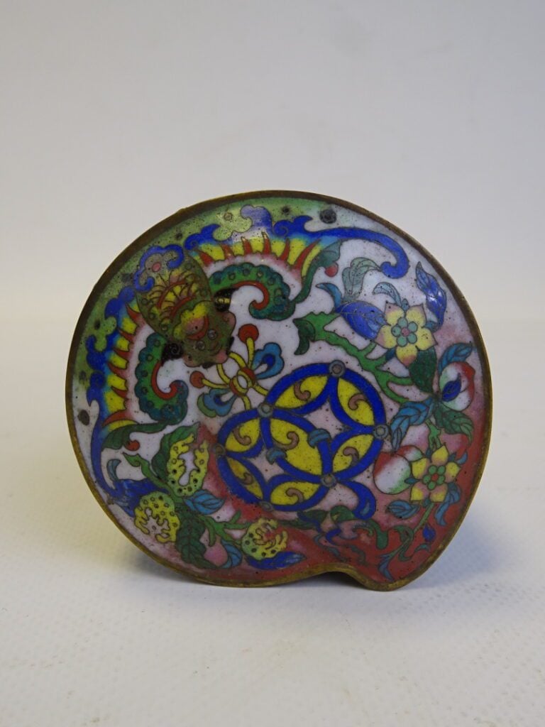 BOITE EN BRONZE EN EMAUX CLOISONNES - Chine - En forme de pêche de longévité, e…