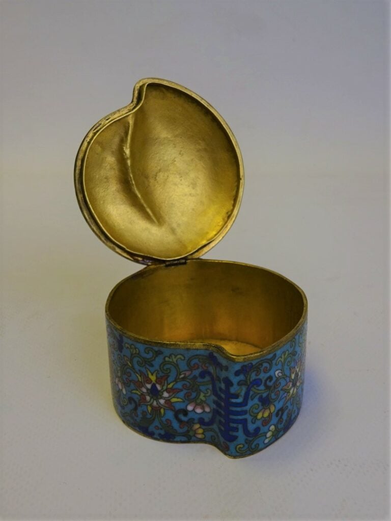 BOITE EN BRONZE EN EMAUX CLOISONNES - Chine - En forme de pêche de longévité, e…