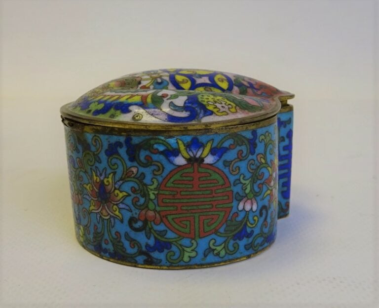 BOITE EN BRONZE EN EMAUX CLOISONNES - Chine - En forme de pêche de longévité, e…