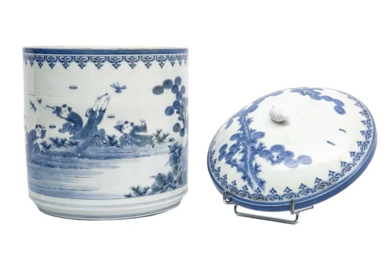 BOÎTE EN PORCELAINE D'HIRADO - Japon, Période Meiji - Circulaire et large, elle…