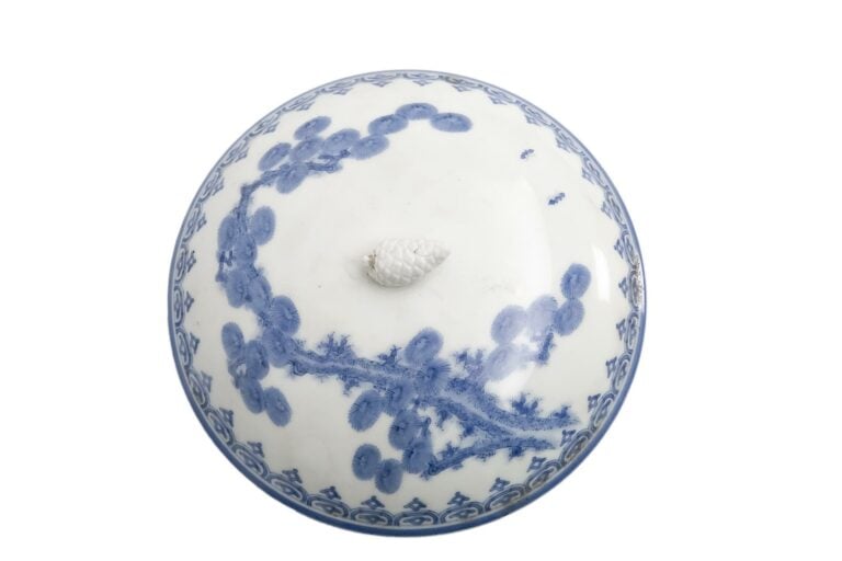 BOÎTE EN PORCELAINE D'HIRADO - Japon, Période Meiji - Circulaire et large, elle…