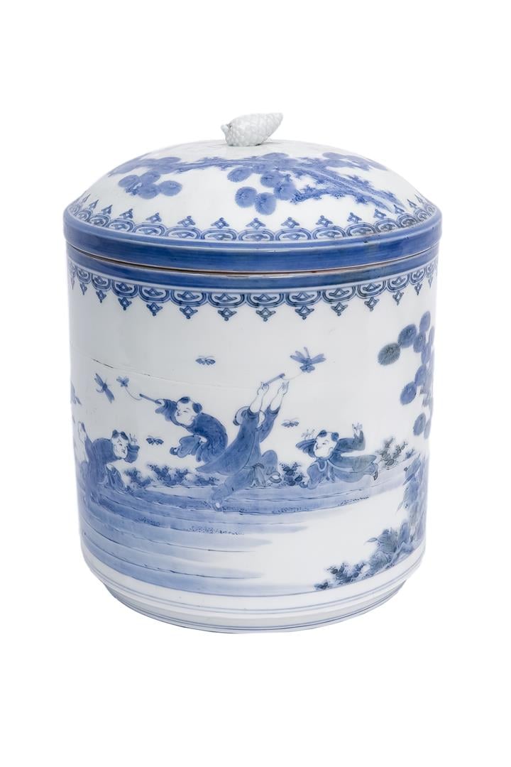 BOÎTE EN PORCELAINE D'HIRADO - Japon, Période Meiji - Circulaire et large, elle…