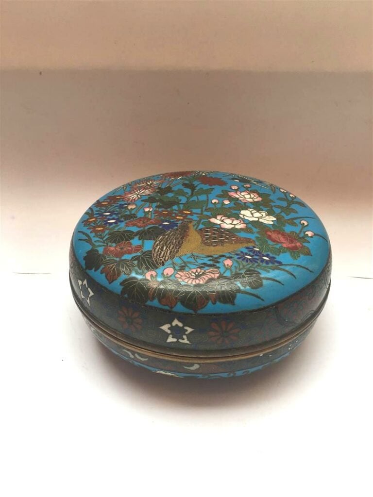 [.] BOITE LENTICULAIRE EN BRONZE ET EMAUX CLOISONNES - Japon- Epoque MEIJI (186…