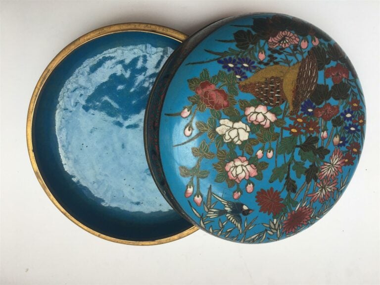 [.] BOITE LENTICULAIRE EN BRONZE ET EMAUX CLOISONNES - Japon- Epoque MEIJI (186…