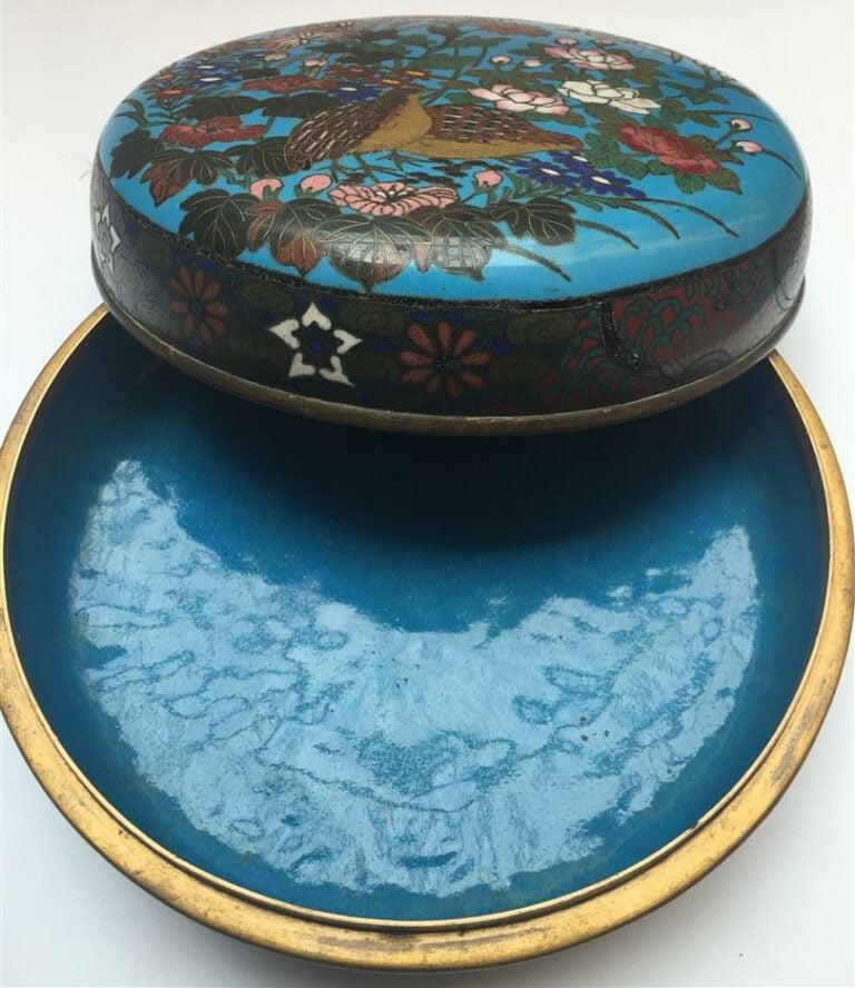 [.] BOITE LENTICULAIRE EN BRONZE ET EMAUX CLOISONNES - Japon- Epoque MEIJI (186…
